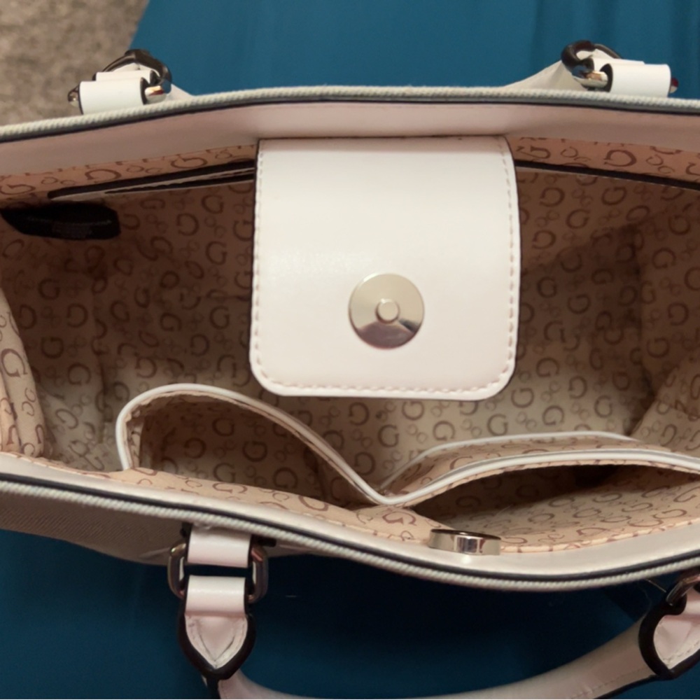 Guess crossbody or shoulder bag